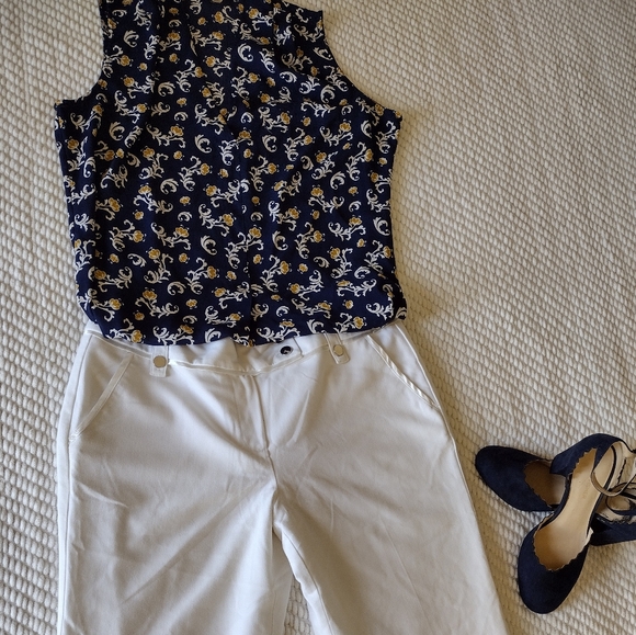 Rose and Olive Brand, V-Neck, Sleeveless Top. - Picture 5 of 7